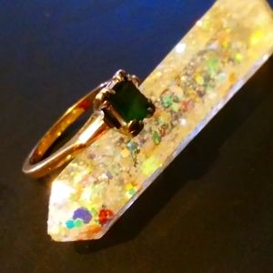 14kt white gold with Emerald Stone ring